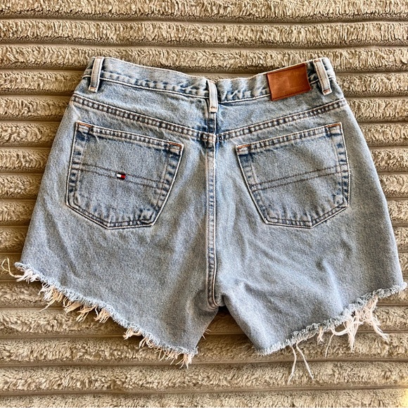 SOLD Vintage from the 90s Tommy Hilfiger Denim Shorts- Size 6 - Picture 5 of 7